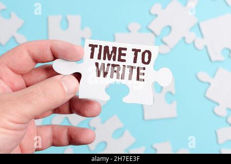 Textzeichen, das die Zeit zum Schreiben anzeigt. Geschäftsansatz, um etwas aufzuzeichnen oder eine Idee in Papier oder Buch auszudrücken Building an Unfinished White Jigsaw Stockfoto