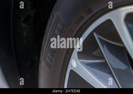 MOSKAU, RUSSLAND - 20. JUNI 2021 Pirelli Cinturato Reifenmodell-Logo auf der Seitenwand des neuen Reifens. Das Detail eines brandneuen Pirelli-Reifens. Stockfoto