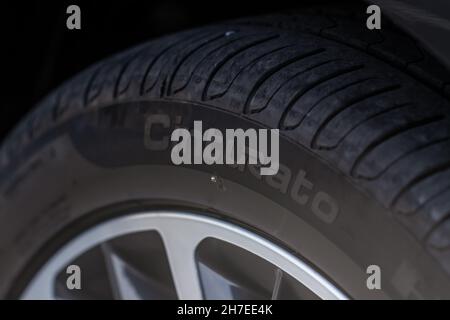 MOSKAU, RUSSLAND - 20. JUNI 2021 Pirelli Cinturato Reifenmodell-Logo auf der Seitenwand des neuen Reifens. Das Detail eines brandneuen Pirelli-Reifens. Stockfoto