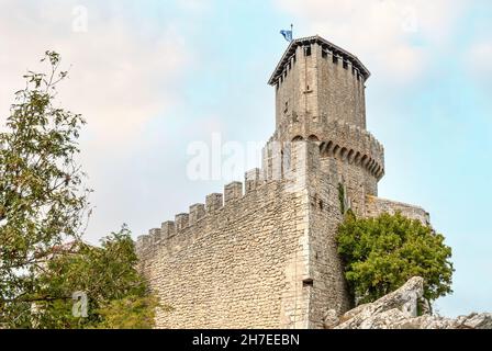 Der Turm La Guaita, der älteste der drei Türme auf dem Gipfel des Monte Titano in San Marino, Republik San Marino Stockfoto