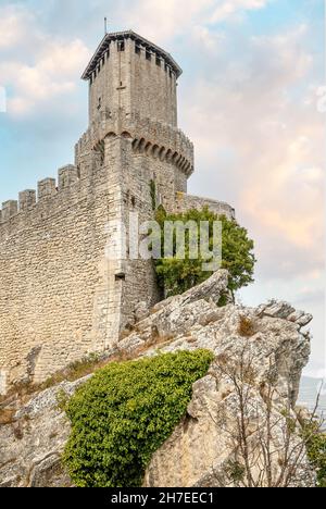 Der Turm La Guaita, der älteste der drei Türme auf dem Gipfel des Monte Titano in San Marino, Republik San Marino Stockfoto