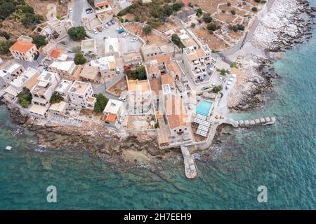 Luftdrohne des Dorfes Gerolimenas auf der Halbinsel Mani, Peloponnes, Griechenland. Blick über die traditionelle lakonische Architektur und den felsigen Hafen-Strand Stockfoto