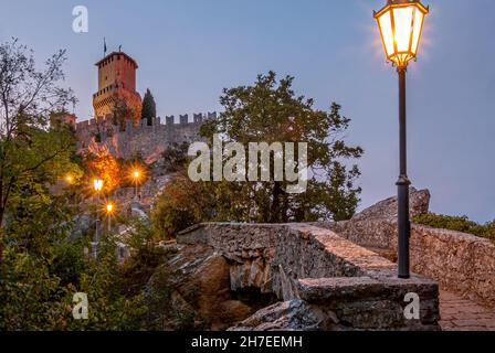 Der Turm La Guaita, der älteste der drei Türme auf dem Gipfel des Monte Titano in San Marino, Republik San Marino Stockfoto