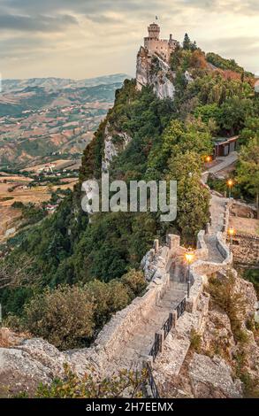 Felsbrücke zum Turm La Cesta oder zweiter Turm auf dem höchsten Gipfel des Monte Titano von San Marino Stockfoto