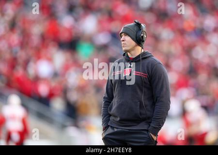 Madison, WI, USA. 20th. November 2021. Jim Leonhard, Verteidigungskoordinator der Wisconsin Dachs, während des NCAA Football-Spiels zwischen den Nebraska Cornhuskers und den Wisconsin Dachsen im Camp Randall Stadium in Madison, WI. Darren Lee/CSM/Alamy Live News Stockfoto