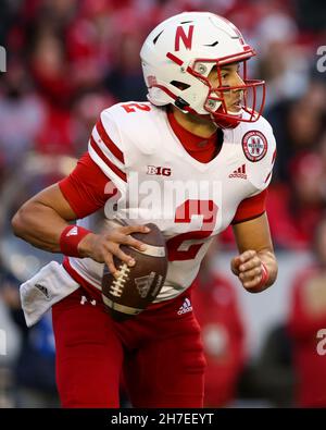 Madison, WI, USA. 20th. November 2021. Nebraska Cornhuskers Quarterback Adrian Martinez (2) rollte während des NCAA Football-Spiels zwischen den Nebraska Cornhuskers und den Wisconsin Dachs im Camp Randall Stadium in Madison, WI, aus. Darren Lee/CSM/Alamy Live News Stockfoto