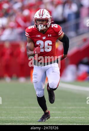 Madison, WI, USA. 20th. November 2021. Wisconsin Dachs Sicherheit Travian Blaylock (26) während des NCAA Football Spiels zwischen den Nebraska Cornhuskers und den Wisconsin Dachsen im Camp Randall Stadium in Madison, WI. Darren Lee/CSM/Alamy Live News Stockfoto