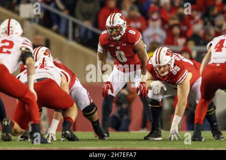 Madison, WI, USA. 20th. November 2021. Wisconsin Dachse laufen Braelon Allen (0) während des NCAA Football Spiels zwischen den Nebraska Cornhuskers und den Wisconsin Dachsen im Camp Randall Stadium in Madison, WI zurück. Darren Lee/CSM/Alamy Live News Stockfoto
