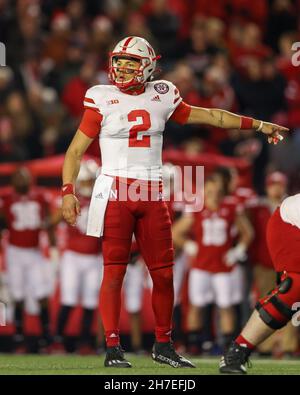 Madison, WI, USA. 20th. November 2021. Nebraska Cornhuskers Quarterback Adrian Martinez (2) an der Scrimmage-Linie während des NCAA Football-Spiels zwischen den Nebraska Cornhuskers und den Wisconsin Dachs im Camp Randall Stadium in Madison, WI. Darren Lee/CSM/Alamy Live News Stockfoto