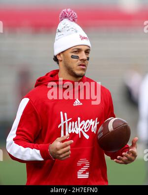 Madison, WI, USA. 20th. November 2021. Nebraska Cornhuskers Quarterback Adrian Martinez (2) beim Aufwärmen während des NCAA Football-Spiels zwischen den Nebraska Cornhuskers und den Wisconsin Dachs im Camp Randall Stadium in Madison, WI. Darren Lee/CSM/Alamy Live News Stockfoto
