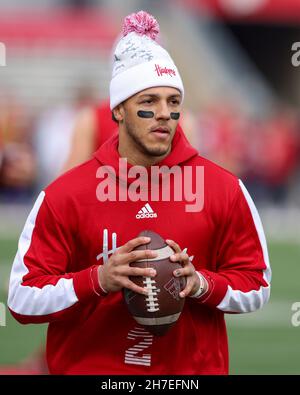Madison, WI, USA. 20th. November 2021. Nebraska Cornhuskers Quarterback Adrian Martinez (2) beim Aufwärmen während des NCAA Football-Spiels zwischen den Nebraska Cornhuskers und den Wisconsin Dachs im Camp Randall Stadium in Madison, WI. Darren Lee/CSM/Alamy Live News Stockfoto