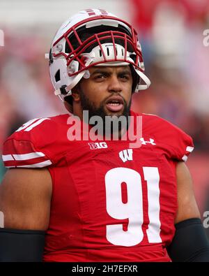 Madison, WI, USA. 20th. November 2021. Wisconsin Dachs Nasen Tackle Bryson Williams (91) Vorspiel des NCAA Football Spiels zwischen den Nebraska Cornhuskers und den Wisconsin Dachs im Camp Randall Stadium in Madison, WI. Darren Lee/CSM/Alamy Live News Stockfoto