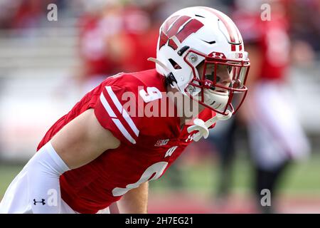 Madison, WI, USA. 20th. November 2021. Wisconsin Dachs Sicherheit Scott Nelson (9) erwärmt sich während des NCAA Football Spiels zwischen den Nebraska Cornhuskers und den Wisconsin Dachsen im Camp Randall Stadium in Madison, WI. Darren Lee/CSM/Alamy Live News Stockfoto
