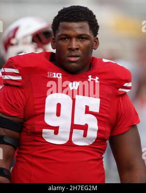 Madison, WI, USA. 20th. November 2021. Wisconsin Dachs Nasen Tackle Keeanu Benton (95) Vorspiel des NCAA Football Spiels zwischen den Nebraska Cornhuskers und den Wisconsin Dachs im Camp Randall Stadium in Madison, WI. Darren Lee/CSM/Alamy Live News Stockfoto