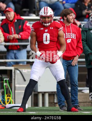 Madison, WI, USA. 20th. November 2021. Wisconsin Dachse laufen Braelon Allen (0) während des NCAA Football Spiels zwischen den Nebraska Cornhuskers und den Wisconsin Dachsen im Camp Randall Stadium in Madison, WI zurück. Darren Lee/CSM/Alamy Live News Stockfoto