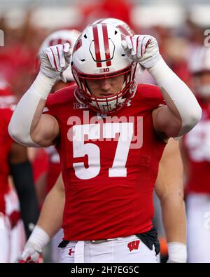 Madison, WI, USA. 20th. November 2021. Jack Sanborn (57), ein Linebacker der Wisconsin Dachs, vor dem Spiel des NCAA Football zwischen den Nebraska Cornhuskers und den Wisconsin Dachs im Camp Randall Stadium in Madison, WI. Darren Lee/CSM/Alamy Live News Stockfoto