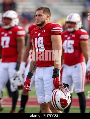 Madison, WI, USA. 20th. November 2021. Nick Herbig (19), Linebacker der Wisconsin Dachs, Vorspiel des NCAA Football Spiels zwischen den Nebraska Cornhuskers und den Wisconsin Dachs im Camp Randall Stadium in Madison, WI. Darren Lee/CSM/Alamy Live News Stockfoto