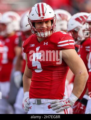 Madison, WI, USA. 20th. November 2021. Leo Chenal (5) lächelt alle vor dem NCAA Football Spiel zwischen den Nebraska Cornhuskers und den Wisconsin Dachs im Camp Randall Stadium in Madison, WI. Darren Lee/CSM/Alamy Live News Stockfoto