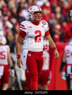 Madison, WI, USA. 20th. November 2021. Nebraska Cornhuskers Quarterback Adrian Martinez (2) während des NCAA Football Spiels zwischen den Nebraska Cornhuskers und den Wisconsin Dachs im Camp Randall Stadium in Madison, WI. Darren Lee/CSM/Alamy Live News Stockfoto