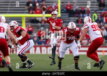 Madison, WI, USA. 20th. November 2021. Wisconsin Dachs Quarterback Graham Mertz (5), der den Ball während des NCAA Football Spiels zwischen den Nebraska Cornhuskers und den Wisconsin Dachs im Camp Randall Stadium in Madison, WI, übergab. Darren Lee/CSM/Alamy Live News Stockfoto