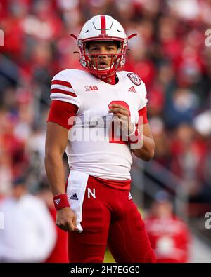 Madison, WI, USA. 20th. November 2021. Nebraska Cornhuskers Quarterback Adrian Martinez (2) während des NCAA Football Spiels zwischen den Nebraska Cornhuskers und den Wisconsin Dachs im Camp Randall Stadium in Madison, WI. Darren Lee/CSM/Alamy Live News Stockfoto