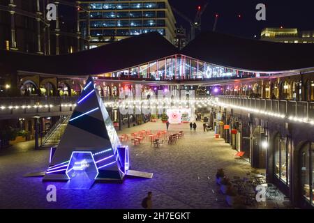 London, Großbritannien. 22nd. November 2021. Die von This is Loop entworfene „Prism“-Weihnachtsbauminstallation ist im Einkaufszentrum Coal Drops Yard in King's Cross zu sehen. (Foto: Vuk Valcic/SOPA Images/Sipa USA) Quelle: SIPA USA/Alamy Live News Stockfoto