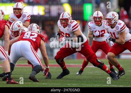 Madison, WI, USA. 20th. November 2021. Nebraska Cornhuskers Offensive Linienführer Turner Corcoran (69) blockiert während des NCAA Football-Spiels zwischen den Nebraska Cornhuskers und den Wisconsin Dachs im Camp Randall Stadium in Madison, WI. Darren Lee/CSM/Alamy Live News Stockfoto