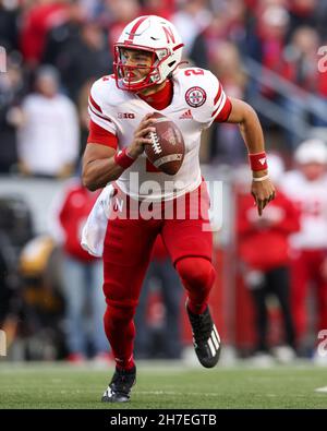 Madison, WI, USA. 20th. November 2021. Nebraska Cornhuskers Quarterback Adrian Martinez (2) rollte während des NCAA Football-Spiels zwischen den Nebraska Cornhuskers und den Wisconsin Dachs im Camp Randall Stadium in Madison, WI, aus. Darren Lee/CSM/Alamy Live News Stockfoto