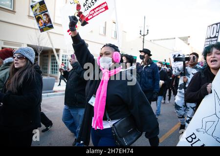 Kenosha, Usa. 21st. November 2021. Während der Proteste in Kenosha hebt eine Protesterin ihre Faust in die Luft.die Demonstranten versammelten sich im Civic Center Park in Kenosha, Wisconsin, um gewählte Beamte und diejenigen, die weiterhin Ungerechtigkeiten in der Art und Weise unterstützen, wie Gemeinschaften von der Strafjustiz behandelt werden, zu rufen. Das kommt auf den Fersen des Freispruchs von Kyle Rittenhouse. Kredit: SOPA Images Limited/Alamy Live Nachrichten Stockfoto