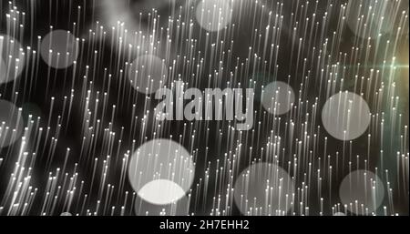 Bild von weißen Sternschnuppen und Bokeh-Lichtflecken auf schwarzem Hintergrund Stockfoto