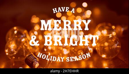 Bild von fröhlichem weihnachtstext über Glühbirnen Stockfoto
