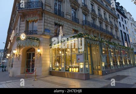 Die berühmte französische Luxusbäckerei und Süßwarenhandlung La Duree wurde zu Weihnachten auf der Champs Elysees Avenue in Paris, Frankreich, dekoriert. Stockfoto