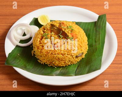 Leckere und leckere Garnelen Biryani in einem Bananenblatt serviert, selektive Fokus Stockfoto