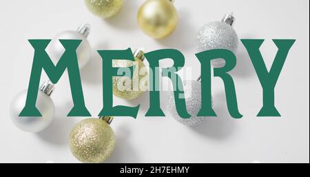 Bild von fröhlichem Text über weihnachtskugeln Stockfoto