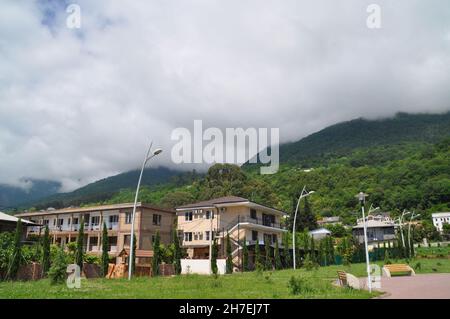 Häuser in der Nähe des Neuen Athos-Klosters in Neu-Athos, Abchasien. Stockfoto