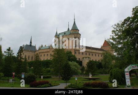 BOJNICE, SLOWAKEI - 06. Jun 2009: Das historische Schloss Bojnice in der Slowakei an einem düsteren Tag Stockfoto