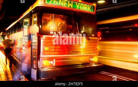 Öffentliche Verkehrsmittel. Port Authority Midtown Busbahnhof. In New York City. Der Bus wartet auf die Passagiere im Terminalgebäude. USA Stockfoto