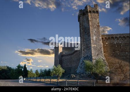 Montalcino, Toskana, Italien. August 2020. Die Festung wird durch die Türme an den Ecken der fünfeckigen Wände gekennzeichnet. Schöner Sommertag. Stockfoto