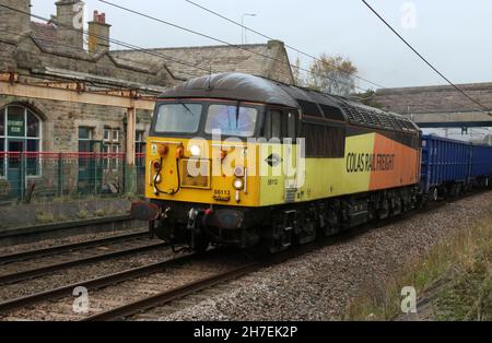 Die Diesel-elektrische Lokomotive der Baureihe 56 Nummer 56 113 fährt am 22nd. November 2021 mit einem fregecht-Zug durch Carnforth auf der West Coast Main Line. Stockfoto