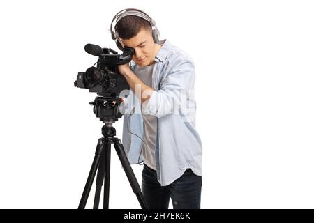 Kameramann, der mit einer Kamera auf einem Stativ auf weißem Hintergrund aufzeichnet Stockfoto