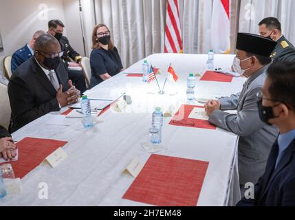 Manama, Bahrain. 20th. November 2021. US-Verteidigungsminister Lloyd J. Austin III. Trifft sich mit dem indonesischen Verteidigungsminister Prabowo Subianto, rechts, am Rande des jährlichen Manama-Dialogs für strategische Studien 17th am 20. November 2021 in Manama, Bahrain. Austin besucht die Region, um am jährlichen Manama-Dialog teilzunehmen und sich mit Verbündeten zu treffen. Kredit: Chad McNeeley/DOD Foto/Alamy Live Nachrichten Stockfoto