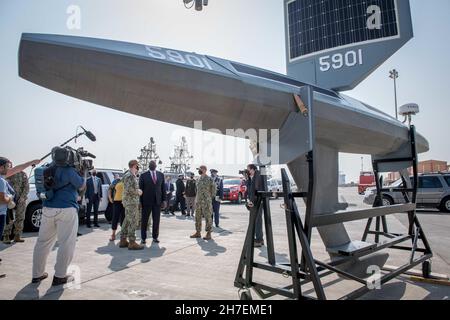 Manama, Bahrain. 21st. November 2021. Der US-Verteidigungsminister Lloyd J. Austin III spricht mit Marinesoldaten, die dem Kommandanten der Task Force 59 zugewiesen wurden, über das unbemannte Oberflächenschiff Saildrone Explorer bei der Naval Support Activity Bahrain, 21. November 2021 in Manama, Bahrain. Austin besucht die Region, um am jährlichen Manama-Dialog teilzunehmen und sich mit Verbündeten zu treffen. Kredit: MC2 Mark Thomas Mahmod/U.S. Navy/Alamy Live News Stockfoto