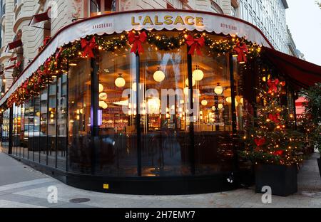 Das Elsass ist die mythische traditionelle Brasserie, die zu Weihnachten dekoriert ist. Es liegt an der Champs-Elysees Avenue in Paris, Frankreich. Stockfoto