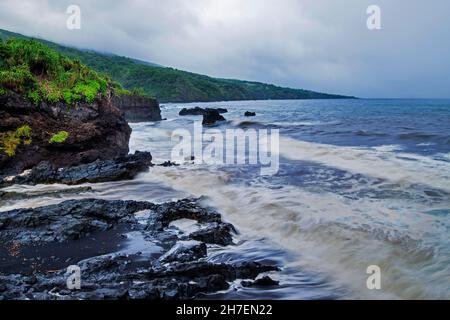 Palikea Stream läuft durch vulkanisches Gestein in den Ozean, Haleakala National Park, Maui, Hawaii Stockfoto