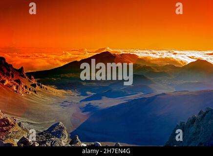 Sonnenaufgang über dem Haleakala Krater, Haleakala National Park, Maui, Hawaii Stockfoto