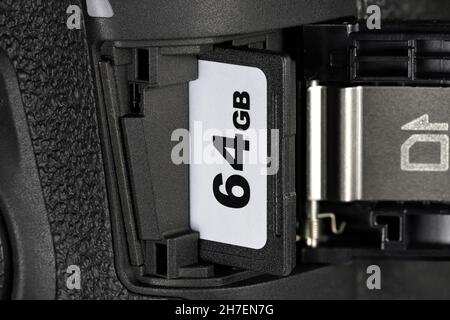 64 GB SD-Karte im DSLR-Speicherkartensteckplatz Stockfoto