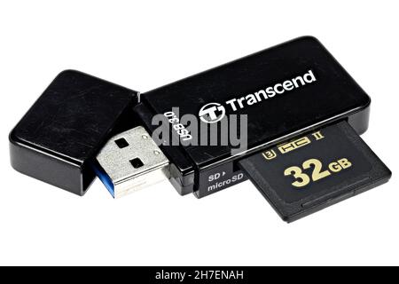 Transcend USB 3,0 SD-Kartenleser mit eingesteckter 32-GB-Karte isoliert auf weißem Hintergrund Stockfoto