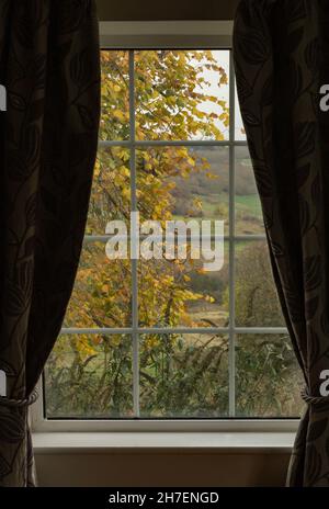 Herbstansicht vor einem georgischen Fenster in Yorkshire, England. Stockfoto