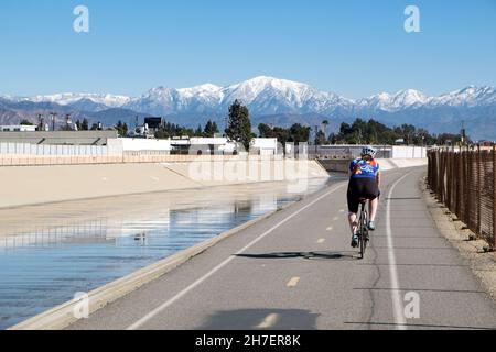 Radfahrer fahren im Winter auf einem eigens dafür vorgesehenen Radweg Stockfoto