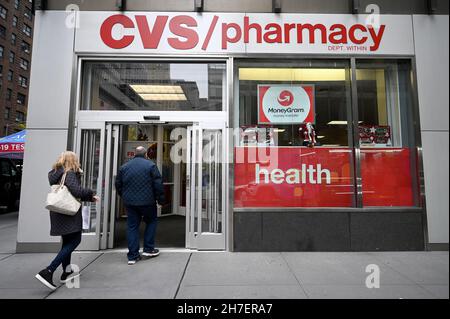 New York, USA. 22nd. November 2021. CVS, die größte Drogeriekette in den Vereinigten Staaten, gab bekannt, dass sie über einen Zeitraum von drei Jahren 900 Filialen, 10 % ihrer Apotheken, schließen wird. New York, NY, 22. November 2021. CVS, das im Jahr 2018 eine $69-Milliarden-Übernahme von Aetna (Managed Health Care Company) abgeschlossen hat, plant den Wechsel in das Gesundheitswesen. (Foto von Anthony Behar/Sipa USA) Quelle: SIPA USA/Alamy Live News Stockfoto